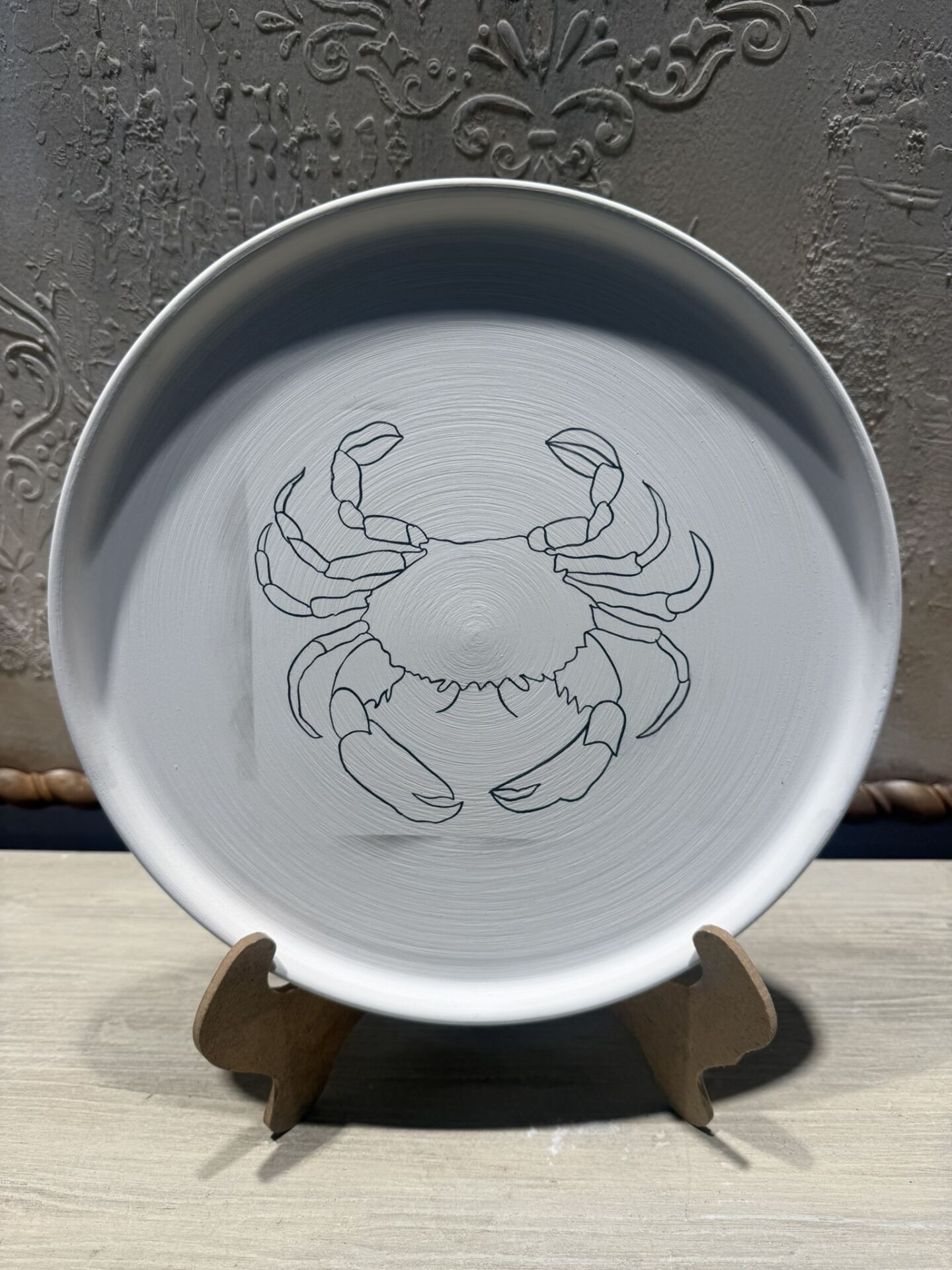 Çini Tahrirli Bisküvi - YENGEÇ KARACA TABAK 27 CM