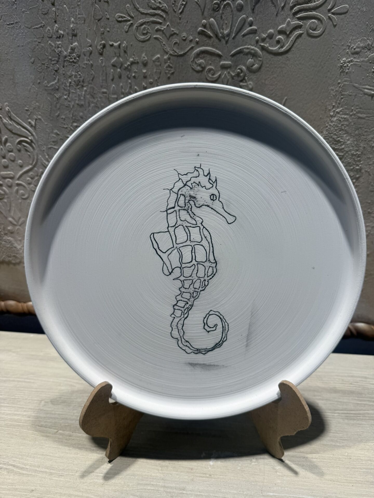 Çini Tahrirli Bisküvi - DENİZATI KARACA TABAK 27 CM